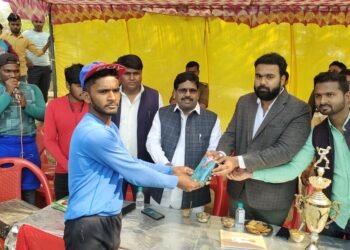 पूर्व विधायक व व्यापार मंडल अध्यक्ष ने टूनार्मेंट के समापन पर बांटे पुरस्कार