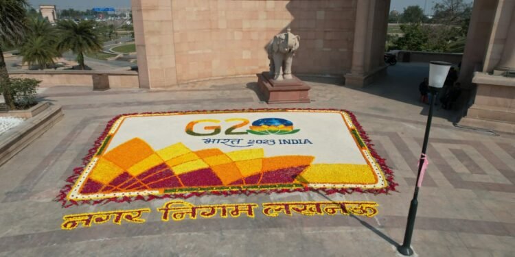 नगर निगम नें फूलो से अत्यंत आकर्षक रंगोली का किया उद्घाटन