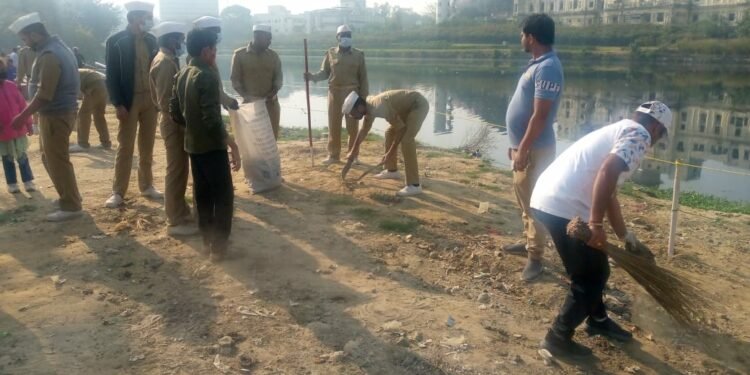 तीन ट्रॉली कूड़ा एकत्र कर लोगों ने दिया स्वच्छता का संदेश
