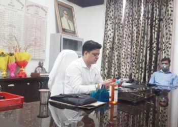 चंदौली: जिलाधिकारी ईशा दुहन का ट्रांसफर, निखिल टीकाराम होंगे चंदौली के नए DM