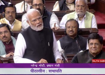 विपक्ष पर मोदी का तंज, कहा- नेहरू महान थे तो परिवार का कोई व्यक्ति उनका सरनेम क्यों नहीं रखता