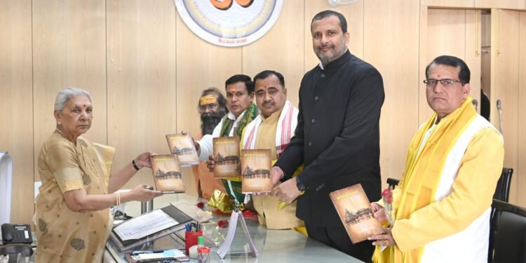 राज्यपाल ने ग्रन्थ श्रीगोकर्णपुराणसार के हिन्दी भाषानुवाद का किया लोकार्पण