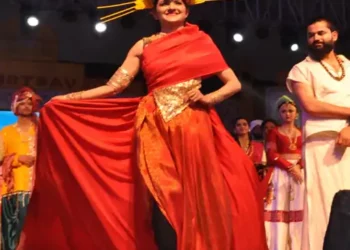 ताज महोत्सव में गाजियाबाद की एडीएम रितु सुहास ने रैंप वॉक कर फैब्रिक को किया प्रोत्साहित