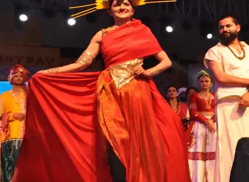 ताज महोत्सव में गाजियाबाद की एडीएम रितु सुहास ने रैंप वॉक कर फैब्रिक को किया प्रोत्साहित