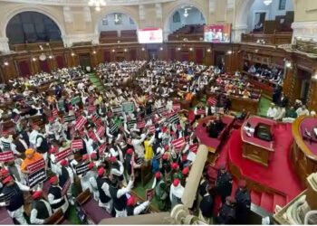 यूपी विधानसभा में विपक्ष का जबरदस्त हंगामा, विधानसभा कल तक स्थगित