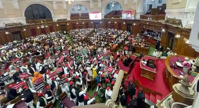 यूपी विधानसभा में विपक्ष का जबरदस्त हंगामा, विधानसभा कल तक स्थगित