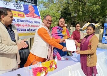 सरोजनीनगर में आयोजित रोजगार मेले में दी गई रोजगार संबंधी जानकारी