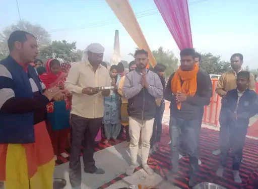 किसानों ने पुलवामा हमले में शहीद हुए शहीदों को याद कर दी श्रद्धांजलि