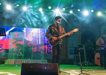 ताज महोत्सव में सिंगर अमित मिश्रा ने दिखया जलवा, झूम उठे दर्शक, डीएम नवनीत चहल भी थिरके