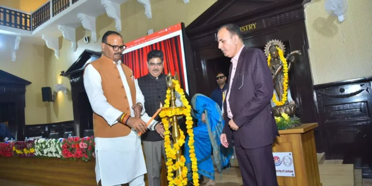 लखनऊ विश्वविद्यालय में यूपी की डिजिटल पॉपुलेशन क्लॉक का लोकार्पण