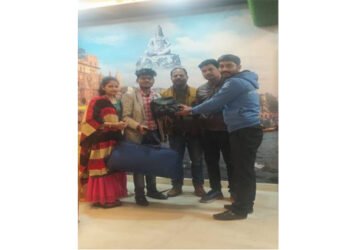 वाराणसी पुलिस का सराहनीय कार्य, बांदा से आए यात्री का खोया बैग लौटाया