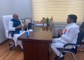 विधायक विनय वर्मा ने रक्षामंत्री राजनाथ सिंह से उनके सरकारी आवास पर मुलाकात की