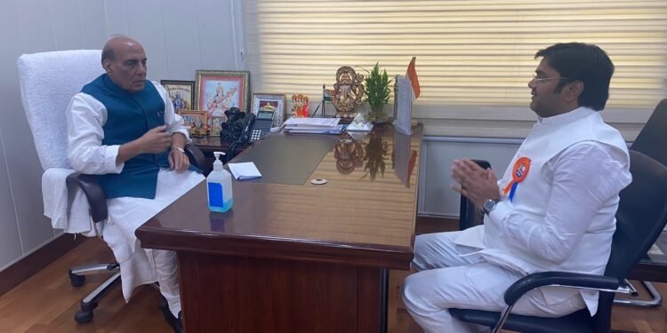 विधायक विनय वर्मा ने रक्षामंत्री राजनाथ सिंह से उनके सरकारी आवास पर मुलाकात की