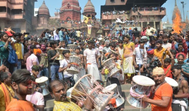 Masan Holi: डमरुओं की डम-डम के बीच खेली गई ‘चिताओं की राख से होली’