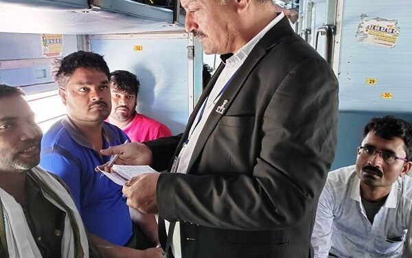 करोड़पति क्लब में शामिल हुए चार टिकट चेकिंग कर्मी