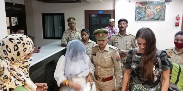 जौनपुर: होटल में बार-बालाओं के ठुमके व शराब पार्टी में पुलिस की छापेमारी