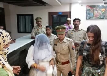 जौनपुर: होटल में बार-बालाओं के ठुमके व शराब पार्टी में पुलिस की छापेमारी