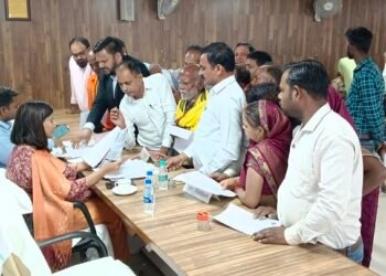 समाधान दिवस में अनुपस्थित अधिकारियों को कारण बताओ नोटिस