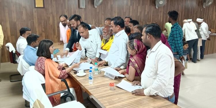 समाधान दिवस में अनुपस्थित अधिकारियों को कारण बताओ नोटिस