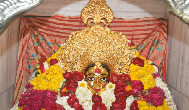 Navratri 2023: मां ब्रह्मचारिणी का दर्शन करने के लिए भक्तों ने नवाया शीश