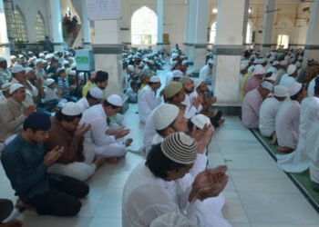 अकीदत के साथ हुआ पहला रोजा इफ्तार, नमाज अदा करने उमड़ी रही अकीदतमंदों की भीड़