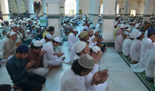 अकीदत के साथ हुआ पहला रोजा इफ्तार, नमाज अदा करने उमड़ी रही अकीदतमंदों की भीड़