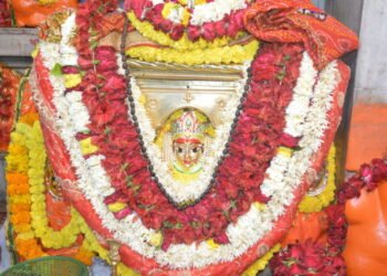 चंद्रघंटा देवी का दर्शन कर भक्तों ने मांगा आशीष, दर्शन करने को लेकर गली में लगी रही कतारें