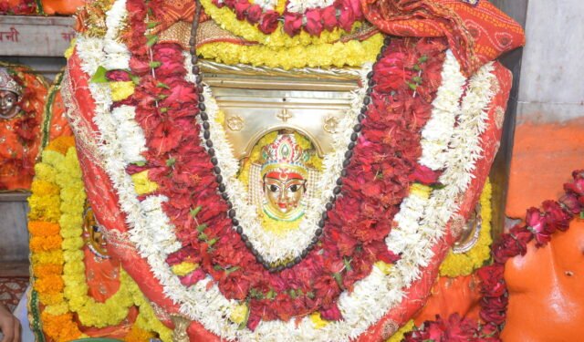 चंद्रघंटा देवी का दर्शन कर भक्तों ने मांगा आशीष, दर्शन करने को लेकर गली में लगी रही कतारें