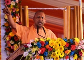 PM मोदी के सामने राहुल गांधी पर जमकर बरसे सीएम योगी, मंच से दी चेतावनी