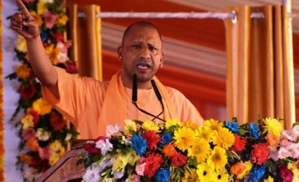 PM मोदी के सामने राहुल गांधी पर जमकर बरसे सीएम योगी, मंच से दी चेतावनी