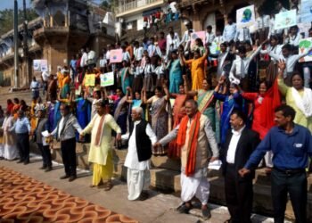 मानव श्रृंखला बनाकर ‘जल संरक्षण’ के प्रति किया गया जागरूक