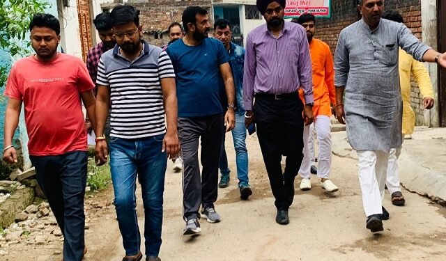 नगर आयुक्त व एसवीपीएस के संयोजक ने स्वयं विशेष सफाई अभियान चला लोगों को किया जागरूक