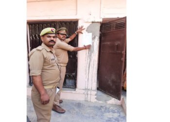 हत्यारोपी के घर पुलिस ने की 82 की कार्रवाई