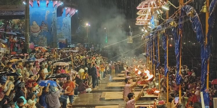 Weather Update: वाराणसी में भारी बारिश के बीच हुई गंगा आरती, यूपी के 27 जिलों में बारिश का अलर्ट