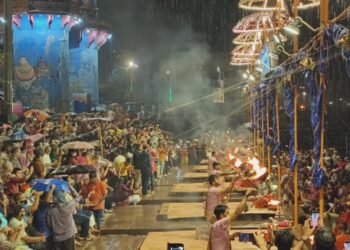 Weather Update: वाराणसी में भारी बारिश के बीच हुई गंगा आरती, यूपी के 27 जिलों में बारिश का अलर्ट