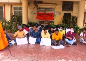 BHU: री-एग्जाम कराने के लिए छात्रों का धरना, बोले, एक दिन में करा दी गई तीन परीक्षाएं