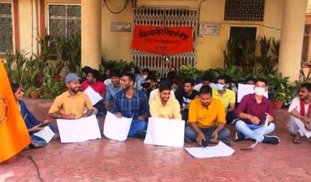 BHU: री-एग्जाम कराने के लिए छात्रों का धरना, बोले, एक दिन में करा दी गई तीन परीक्षाएं