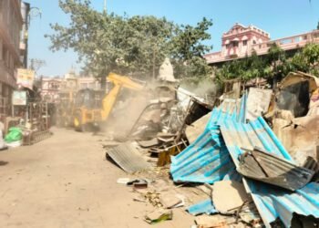 G-20 से पहले अतिक्रमण मुक्त होगा बनारस, दशाश्वमेध घाट के आसपास की दुकानों पर चला बुलडोजर