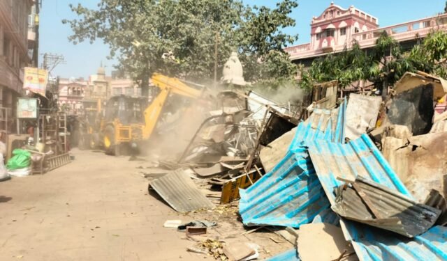 G-20 से पहले अतिक्रमण मुक्त होगा बनारस, दशाश्वमेध घाट के आसपास की दुकानों पर चला बुलडोजर