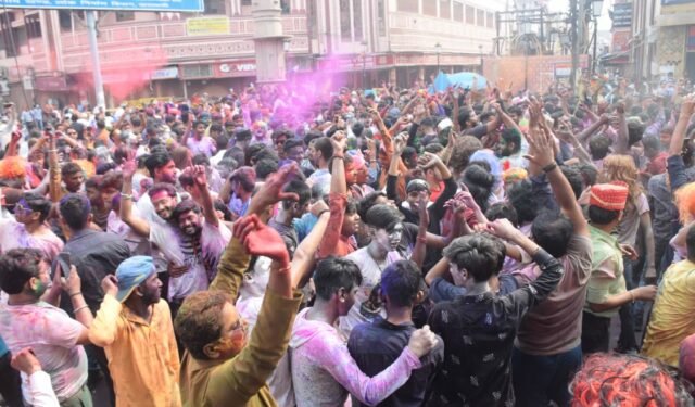 जोगीरा सारा रा रा…: होली की धुन में मदमस्त हुआ बनारस, जोगीरा की थाप पर झूमे लोग