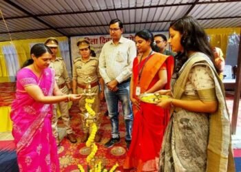 नर नारी का भेद मिटाएंगे, समता का विश्व बसाएंगे…