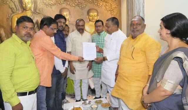 परियोजनाओं का निरीक्षण करने पहुँचे पर्यटन मंत्री से मिले व्यापारी