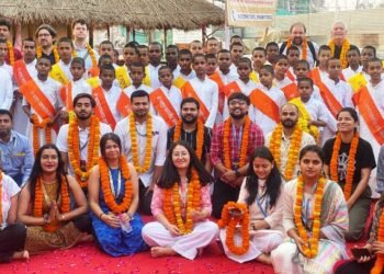 निर्माणाधीन स्वर्वेद महामंदिर देख आश्चर्य चकित हुए विदेशी वैज्ञानिक