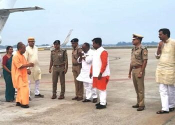 वाराणसी पहुंचे सीएम योगी, PM के आगमन की तैयारियों की करेंगे समीक्षा