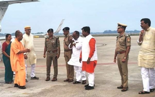 वाराणसी पहुंचे सीएम योगी, PM के आगमन की तैयारियों की करेंगे समीक्षा
