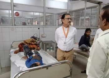 फूड प्वाइजनिंग के मरीजों का सीएमओ ने जाना हाल