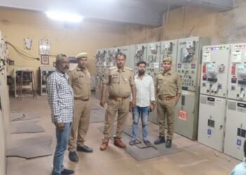 UPPCL: विद्युत कर्मी फरार, उपकेंद्र पर पुलिसकर्मी संभाल रहे मोर्चा