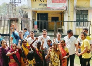 UPPCL Strike: बिजली और पानी की समस्या से त्रस्त लोगों ने किया धरना प्रदर्शन