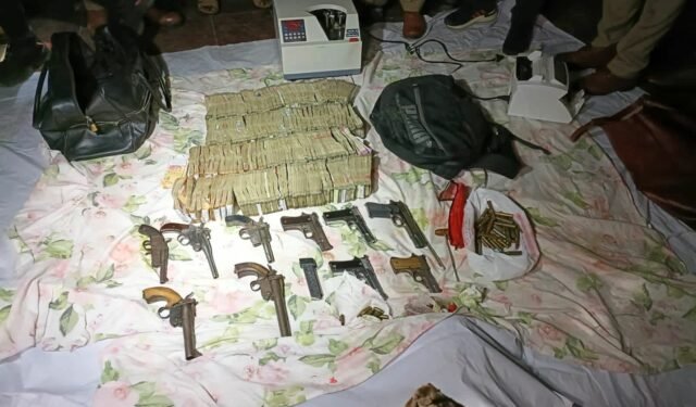 बड़ी कार्रवाई: अतीक के दफ्तर पर पुलिस की छापेमारी, जब्त किये हथियार व लाखों नगदी