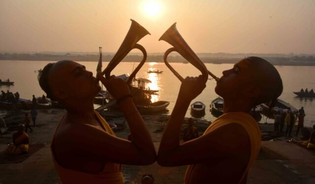 उगते सूर्य को अर्घ्य देकर बटुकों ने किया नववर्ष का स्वागत